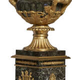 A PAIR OF GILT-METAL-MOUNTED ROSSO ANTICO MARBLE CAMPANA VASES - Foto 9