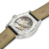 CARTIER. AN 18K WHITE GOLD AND DIAMOND SET MONOPUSHER CHRONOGRAPH WRISTWATCH - Foto 3