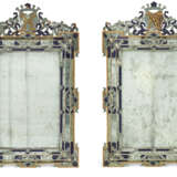 A PAIR OF ITALIAN BLUE-GLASS AND GILTWOOD MIRRORS - Foto 1