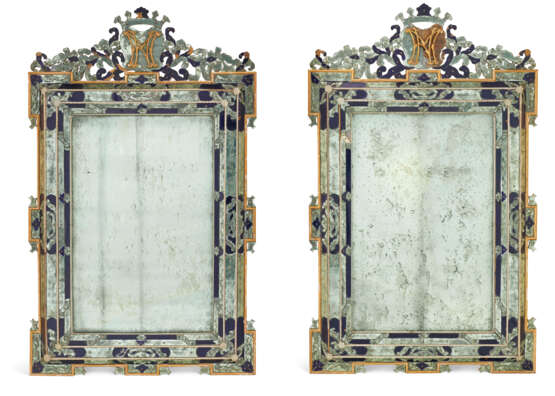 A PAIR OF ITALIAN BLUE-GLASS AND GILTWOOD MIRRORS - фото 1