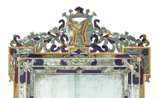 A PAIR OF ITALIAN BLUE-GLASS AND GILTWOOD MIRRORS - фото 2