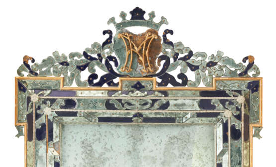 A PAIR OF ITALIAN BLUE-GLASS AND GILTWOOD MIRRORS - Foto 3