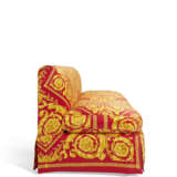AN ATELIER VERSACE CRIMSON AND GOLD UPHOLSTERED BANQUETTE - Foto 3