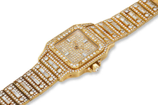 CARTIER. AN 18K GOLD AUTOMATIC WRISTWATCH WITH AFTERMARKET DIAMOND SETTINGS - Foto 2