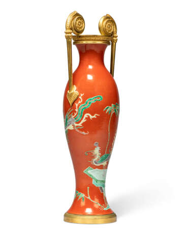 A REGENCY GILT-BRONZE-MOUNTED CHINESE PORCELAIN CORAL-GROUND VASE - фото 4