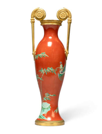 A REGENCY GILT-BRONZE-MOUNTED CHINESE PORCELAIN CORAL-GROUND VASE - photo 5