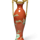 A REGENCY GILT-BRONZE-MOUNTED CHINESE PORCELAIN CORAL-GROUND VASE - фото 5