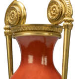 A REGENCY GILT-BRONZE-MOUNTED CHINESE PORCELAIN CORAL-GROUND VASE - фото 6