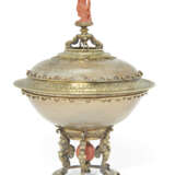 A GEORGE III SILVER-GILT CORAL AND CHALCEDONY `HERCULES` TAZZA - Foto 2