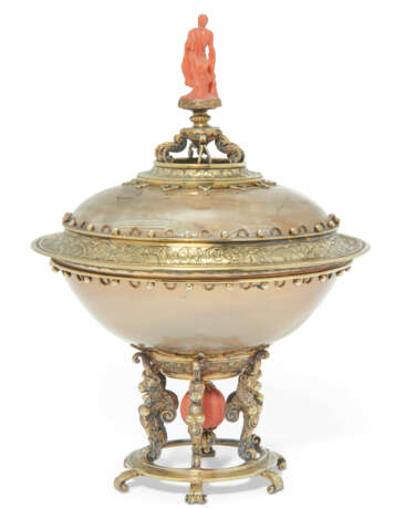 A GEORGE III SILVER-GILT CORAL AND CHALCEDONY `HERCULES` TAZZA - photo 2
