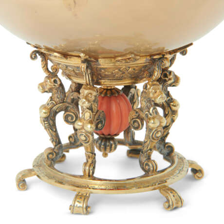 A GEORGE III SILVER-GILT CORAL AND CHALCEDONY `HERCULES` TAZZA - Foto 3