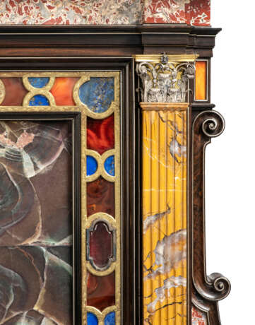 AN ITALIAN PIETRA DURA AND EBONY HOUSE ALTAR - фото 3