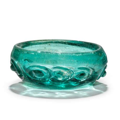 A BLOWN GLASS BOWL - фото 1