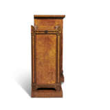 A REGENCY POLLARD OAK, EBONY AND EBONISED BREAKFRONT SIDE CABINET - Foto 4