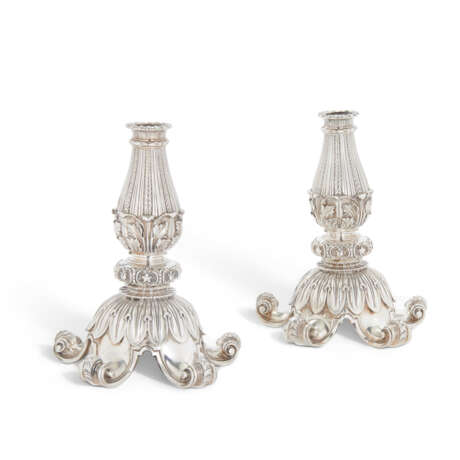 A PAIR OF VICTORIAN SILVER CANDLESTICKS - фото 2