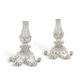 A PAIR OF VICTORIAN SILVER CANDLESTICKS - фото 2