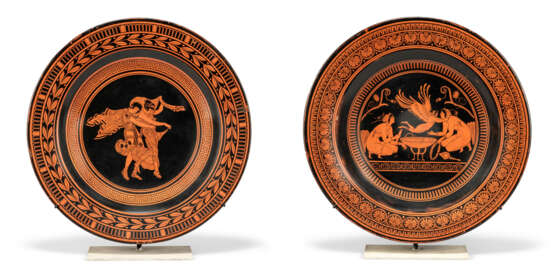 A PAIR OF ETRUSCAN-STYLE PAINTED WOOD CHARGERS - Foto 1
