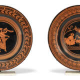 A PAIR OF ETRUSCAN-STYLE PAINTED WOOD CHARGERS - Foto 1