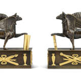 A PAIR OF REGENCY GILT-BRONZE AND PATINATED-BRONZE GRIFFIN PAPERWEIGHTS - Foto 1
