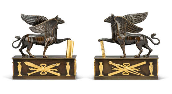 A PAIR OF REGENCY GILT-BRONZE AND PATINATED-BRONZE GRIFFIN PAPERWEIGHTS - фото 1