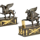 A PAIR OF REGENCY GILT-BRONZE AND PATINATED-BRONZE GRIFFIN PAPERWEIGHTS - Foto 2