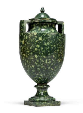 AN ITALIAN GREEN PORPHYRY VASE AND COVER - photo 1