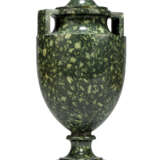 AN ITALIAN GREEN PORPHYRY VASE AND COVER - фото 1