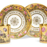 A PAIR OF PARIS (DIHL AND GUERHARD) PORCELAIN GOLD-GROUND COFFEE-CUPS AND SAUCERS - Foto 1