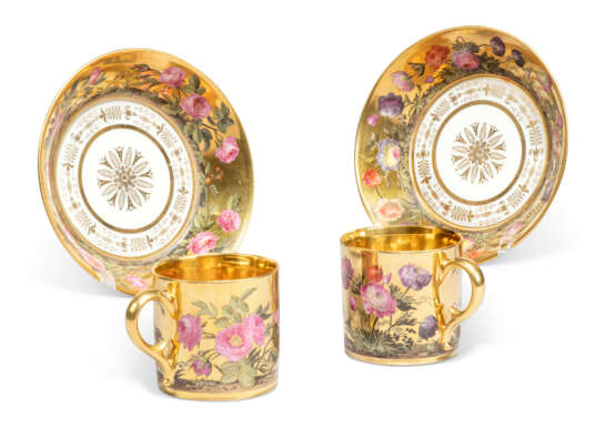 A PAIR OF PARIS (DIHL AND GUERHARD) PORCELAIN GOLD-GROUND COFFEE-CUPS AND SAUCERS - фото 2