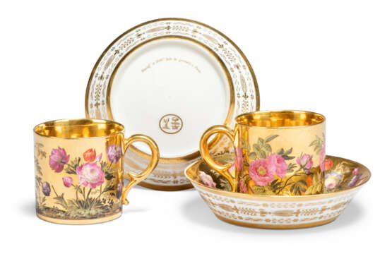 A PAIR OF PARIS (DIHL AND GUERHARD) PORCELAIN GOLD-GROUND COFFEE-CUPS AND SAUCERS - Foto 4
