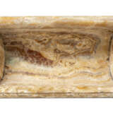 AN ITALIAN ALABASTRO FIORITO MODEL OF AN ANTIQUE ROMAN SARCOPHAGUS KNOWN AS `THE TOMB OF AGRIPPA` - Foto 5