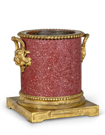 A FRENCH ORMOLU-MOUNTED IMPERIAL PORPHYRY CACHE-POT - Foto 2