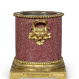 A FRENCH ORMOLU-MOUNTED IMPERIAL PORPHYRY CACHE-POT - Foto 3