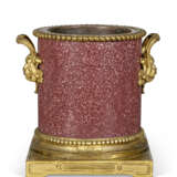 A FRENCH ORMOLU-MOUNTED IMPERIAL PORPHYRY CACHE-POT - Foto 4