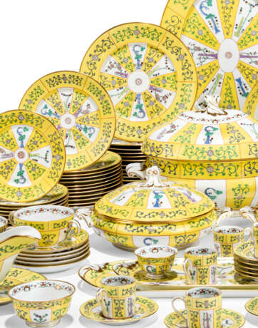 A HEREND PORCELAIN `YELLOW DYNASTY` PATTERN PART TABLE-SERVICE - фото 7