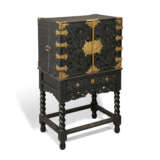 AN INDIAN BRASS-MOUNTED EBONY CABINET-ON-STAND - Foto 2