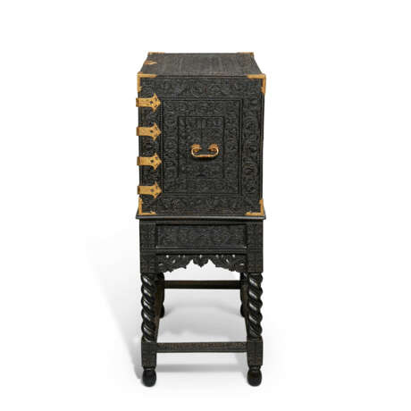 AN INDIAN BRASS-MOUNTED EBONY CABINET-ON-STAND - Foto 3