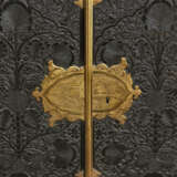 AN INDIAN BRASS-MOUNTED EBONY CABINET-ON-STAND - Foto 5