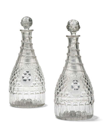 A PAIR OF ENGLISH CUT-GLASS ARMORIAL PINT DECANTERS AND STOPPERS - фото 1