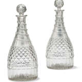 A PAIR OF ENGLISH CUT-GLASS ARMORIAL PINT DECANTERS AND STOPPERS - Foto 4
