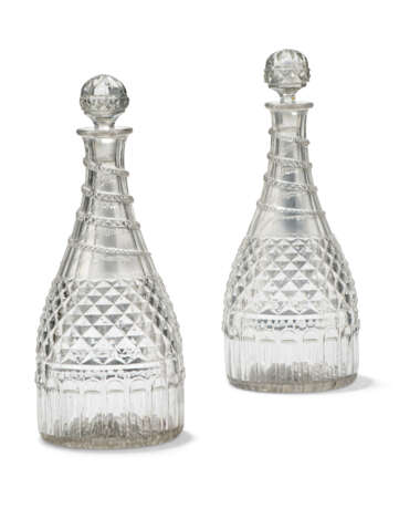 A PAIR OF ENGLISH CUT-GLASS ARMORIAL PINT DECANTERS AND STOPPERS - фото 4