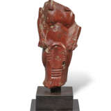 AN EGYPTIAN RED JASPER FRAGMENTARY TAWERET - Foto 1