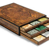 A REGENCY EBONY-INLAID OAK AND BURR-ELM TABLE CABINET CONTAINING SPECIMEN MARBLES AND HARDSTONES - Foto 1