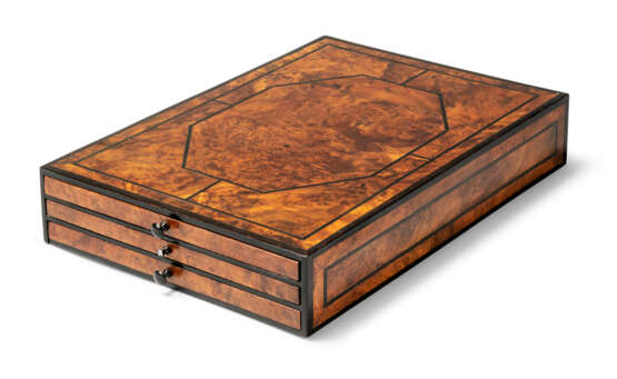 A REGENCY EBONY-INLAID OAK AND BURR-ELM TABLE CABINET CONTAINING SPECIMEN MARBLES AND HARDSTONES - фото 5