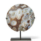A ROMAN BANDED AGATE DISC-SHAPED ATTACHMENT - фото 1