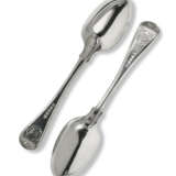 A SET OF FIVE GEORGE IV SILVER TABLE SPOONS - Foto 2