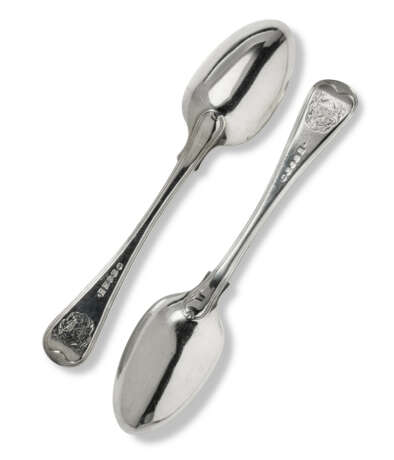 A SET OF FIVE GEORGE IV SILVER TABLE SPOONS - фото 2