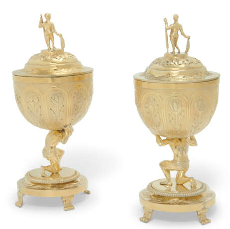 A PAIR OF REGENCY SILVER-GILT CUPS AND COVERS - фото 2