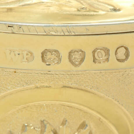 A PAIR OF REGENCY SILVER-GILT CUPS AND COVERS - Foto 5