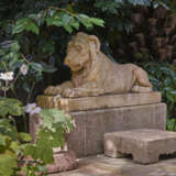 A REGENCY COADE STONE MODEL OF A RECUMBENT LIONESS - Foto 3